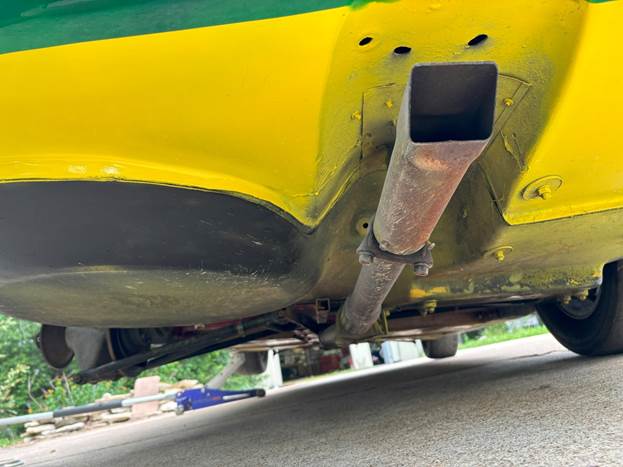 A exhaust pipe on a car

AI-generated content may be incorrect.