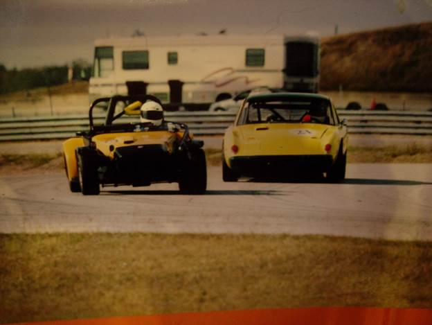 A race car on a track

AI-generated content may be incorrect.